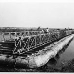 Ponte provvisorio presso la Chiavica Emissaria costruito per garantire il passaggio durante i lavori di sopraelevazione, 1959-1960.