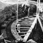 Lavori di sopraelevazione della Chiavica Emissaria per far fronte al fenomeno della subsidenza, 1959-1960: foto dei lavori in corso.