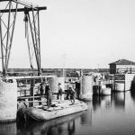 Lavori di sopraelevazione della Chiavica Emissaria per far fronte al fenomeno della subsidenza, 1959-1960: foto dei lavori in corso.