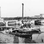 Lavori di costruzione dell'idrovora provvisoria alla Chiavica emissaria del collettore Padano Polesano, in seguito alle mareggiate del 1958.