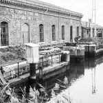 Idrovora Sadocca: rinforzi con sacchi di sabbia per contrastare le piene del novembre 1966. Sadocca dewatering pump: reinforcements made with sandbags to hinder the floods of November 1966.