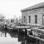 Idrovora Sadocca: rinforzi con sacchi di sabbia per contrastare le piene del novembre 1966. Sadocca dewatering pump: reinforcements made with sandbags to hinder the floods of November 1966.