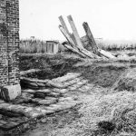 Idrovora Sadocca: rinforzi con sacchi di sabbia per contrastare le piene del novembre 1966. Sadocca dewatering pump: reinforcements made with sandbags to hinder the floods of November 1966.